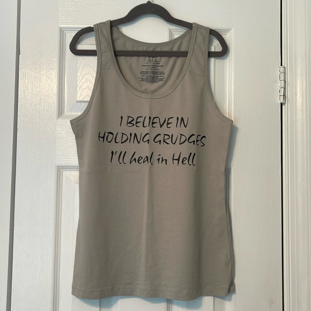 💜 "I believe in holding grudges" Graphic Tank Top